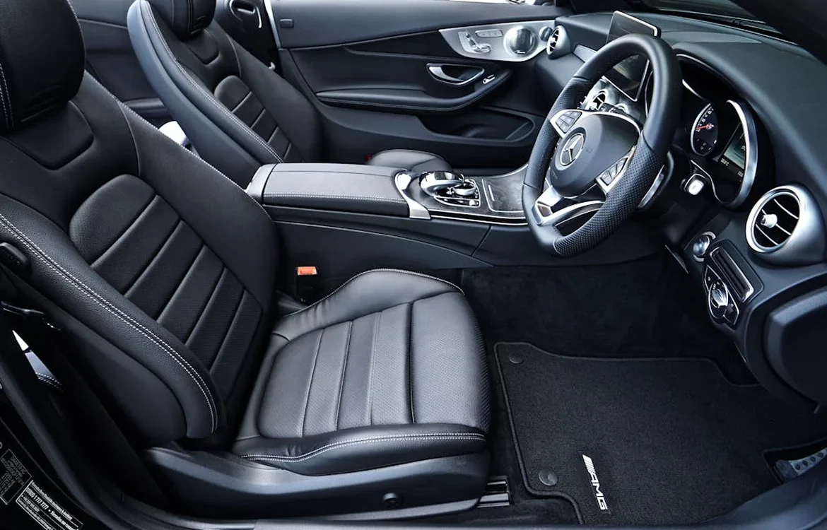 Interior limpio de un coche con asientos de cuero negro