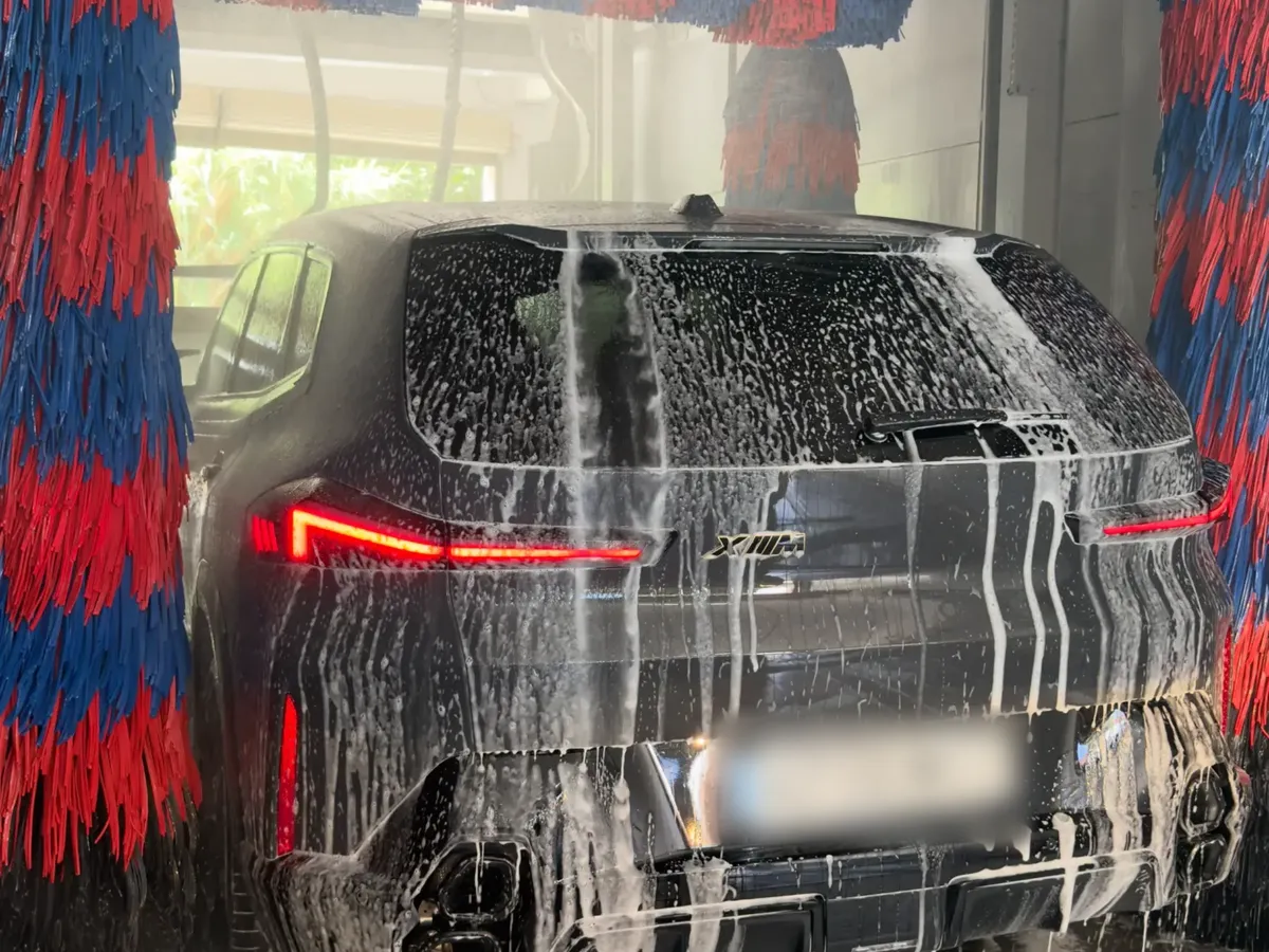 BMW XM cubierto de espuma en el túnel de lavado de COTXE NET