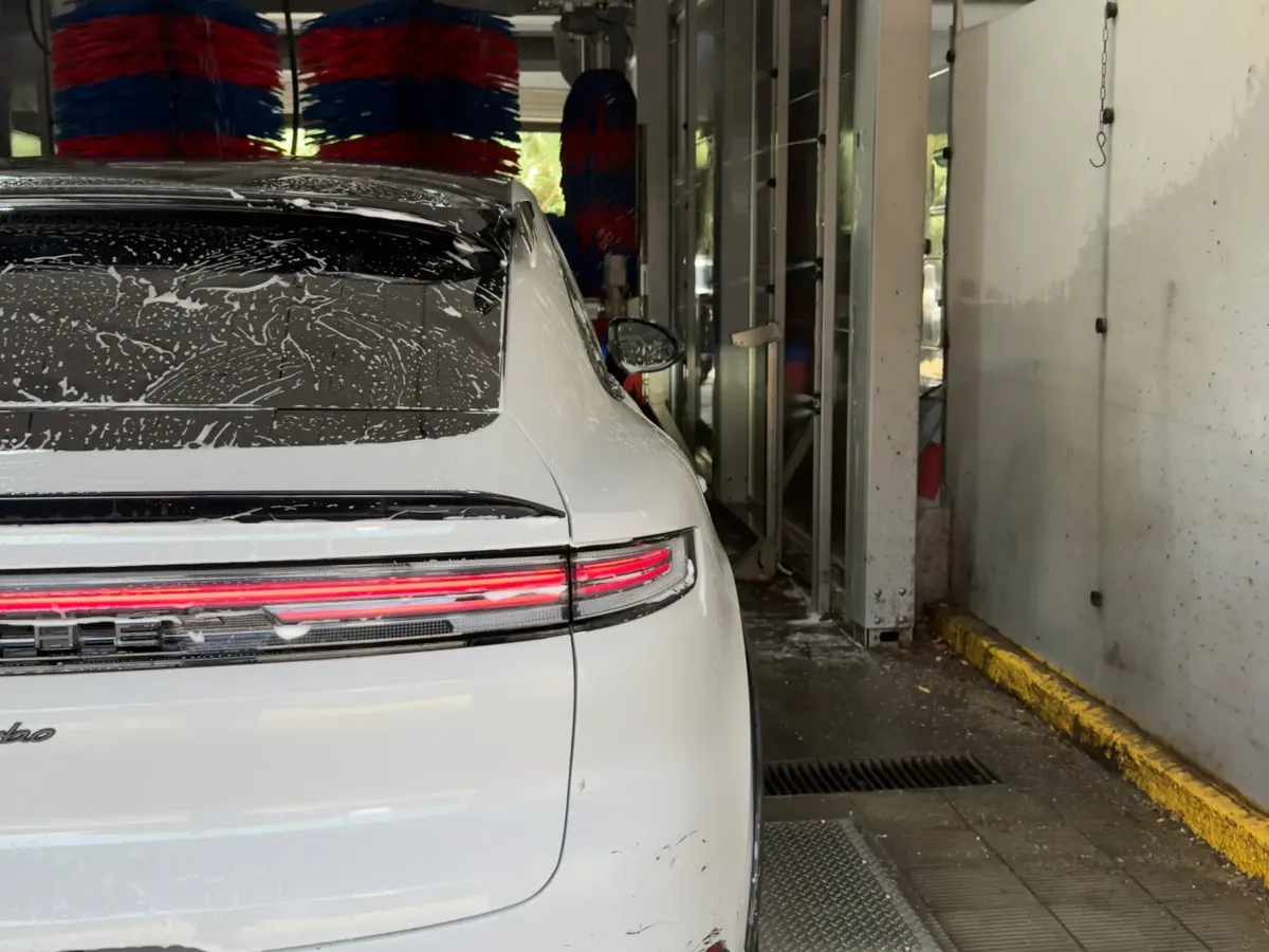 Porsche Cayenne blanco en el túnel de lavado de COTXE NET
