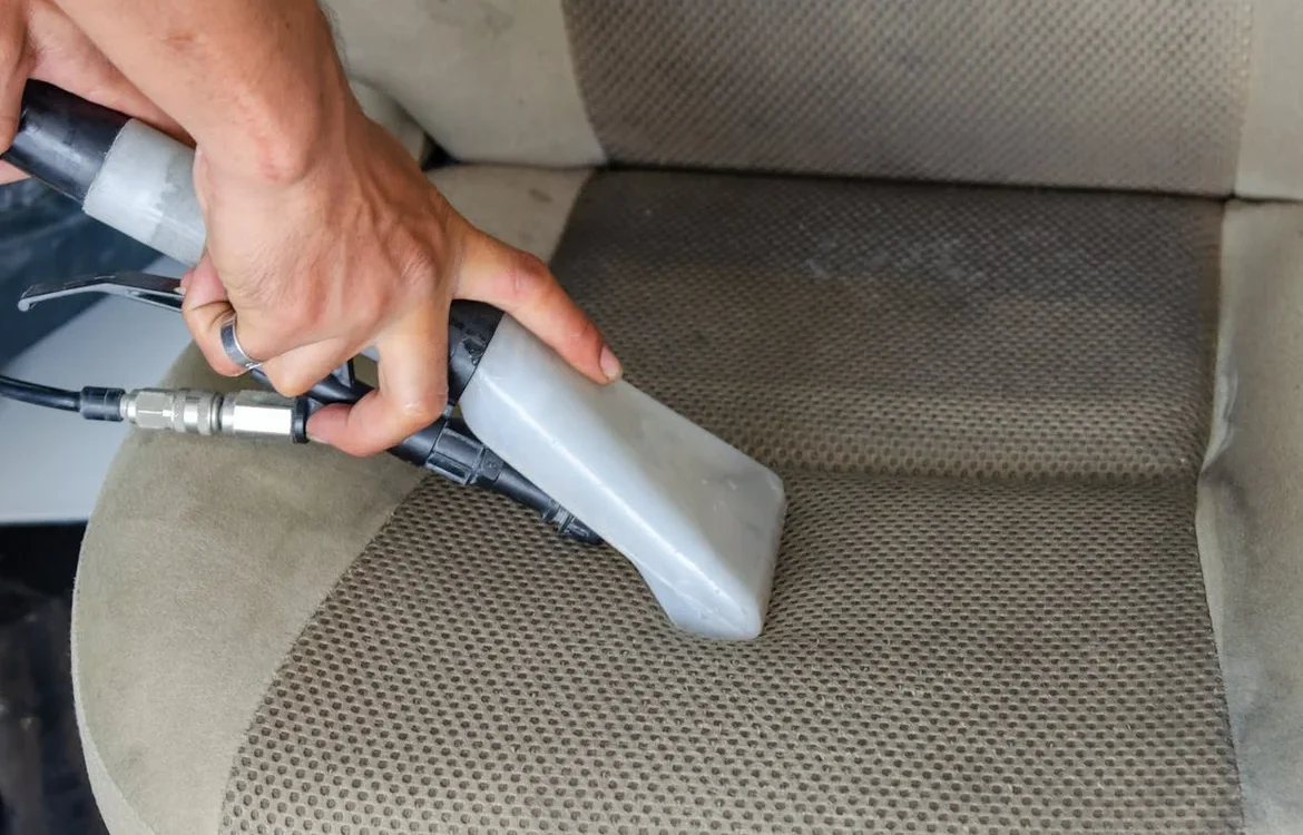 Limpieza de un asiento de tela con máquina de inyección y extracción
