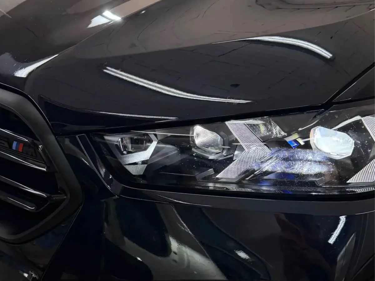 Frontal de un BMW X5 M negro con la pintura pulida en COTXE NET