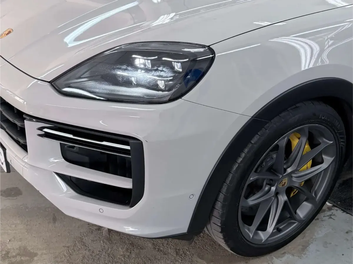 Porsche Cayenne blanco con la carrocería recién pulida en COTXE NET