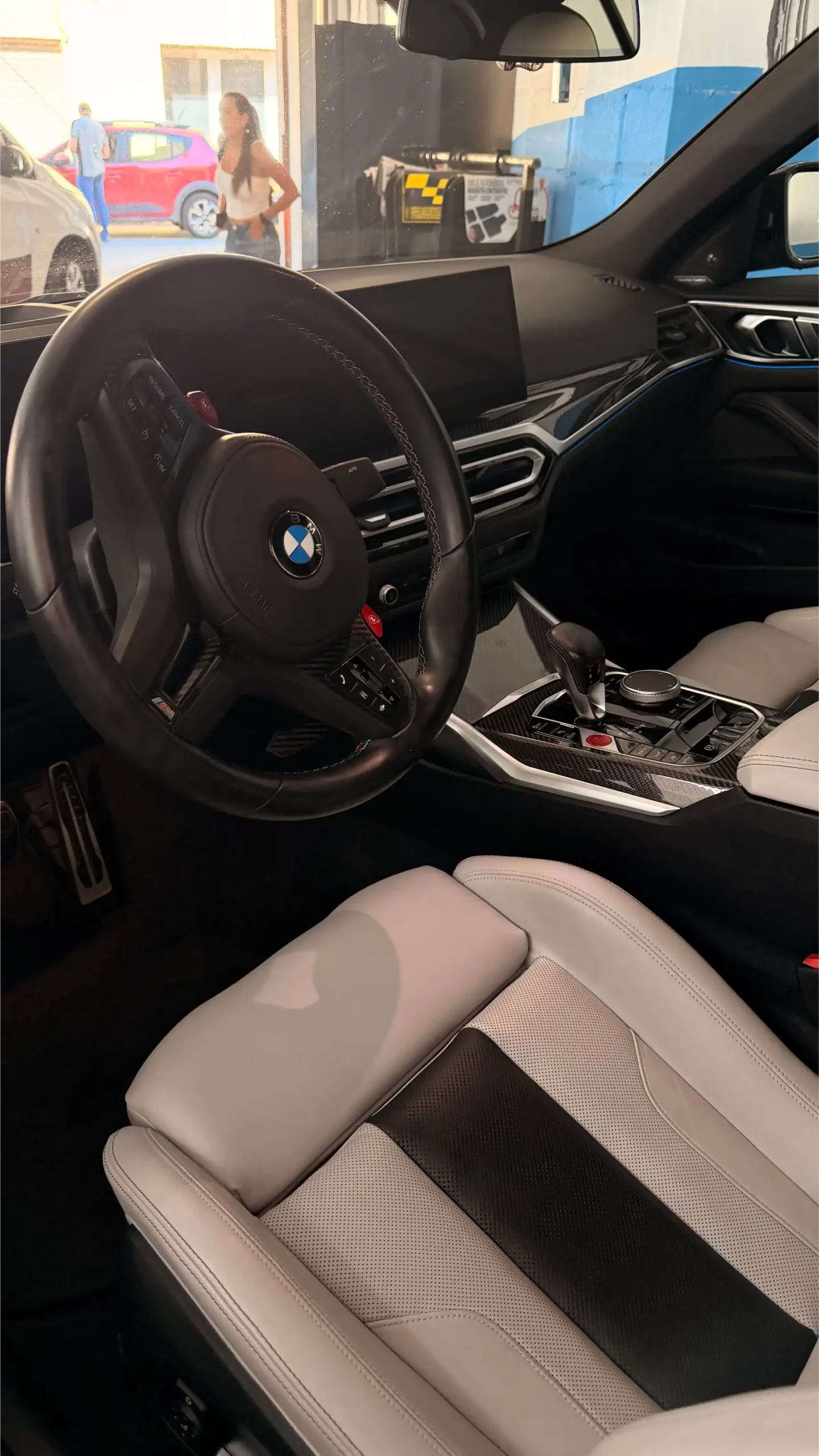 Interior de un BMW con los asientos de cuero claro tratados en COTXE NET